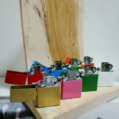 Encendedores tipo Zippo de colores variados - miniatura 2