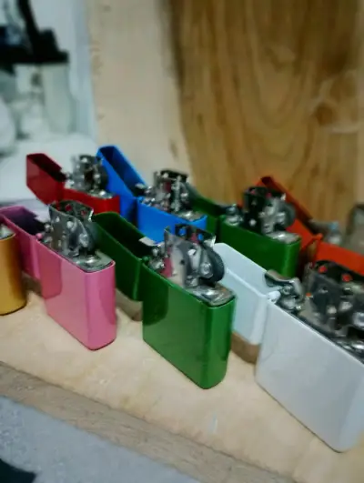 Encendedores tipo Zippo de colores variados - miniatura 3