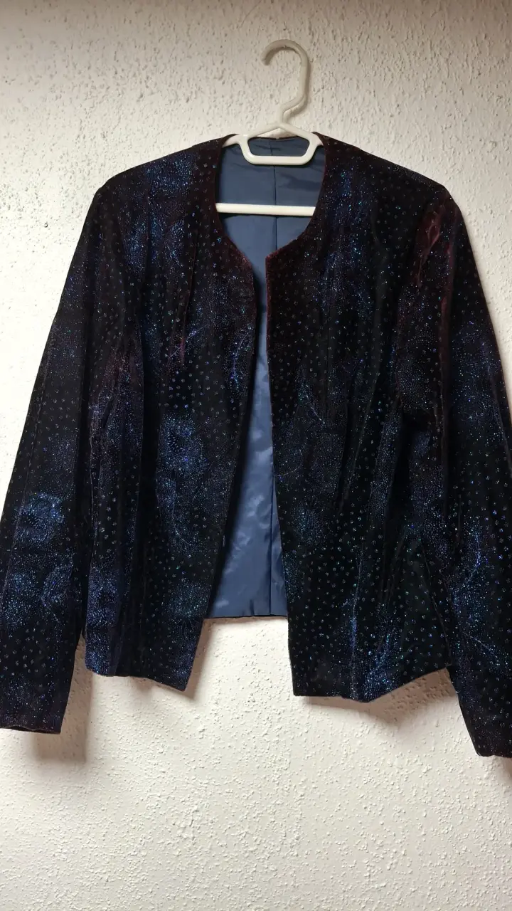 Chaqueta de terciopelo con diseño brillante
