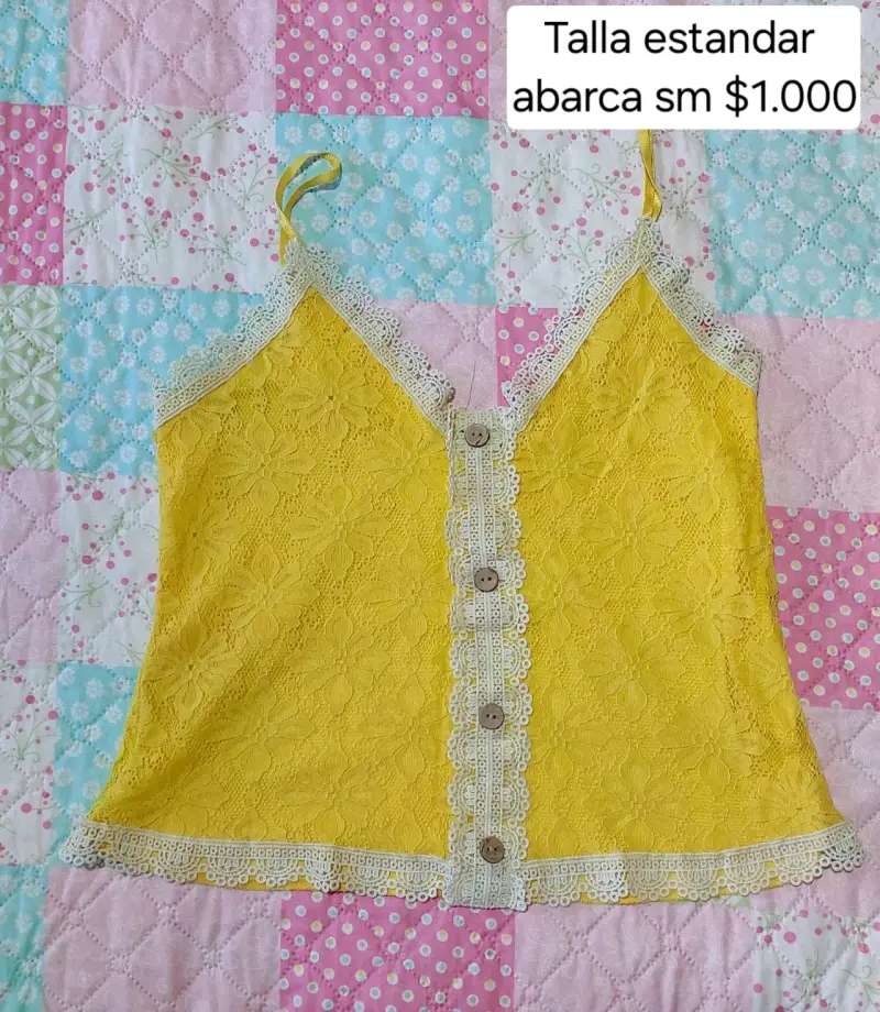 Top de encaje amarillo con botones decorativos - 1
