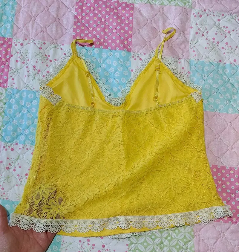 Top de encaje amarillo con botones decorativos - 2