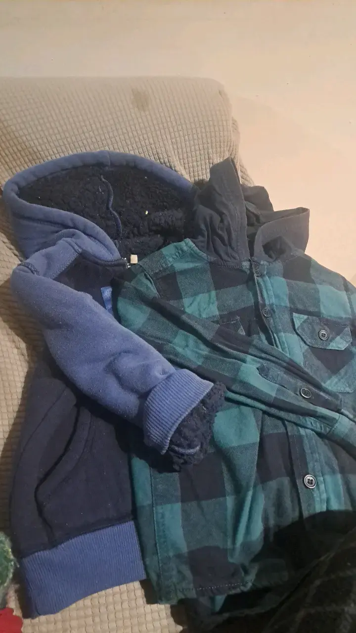 poleron de niño con capucha en azul y camisa