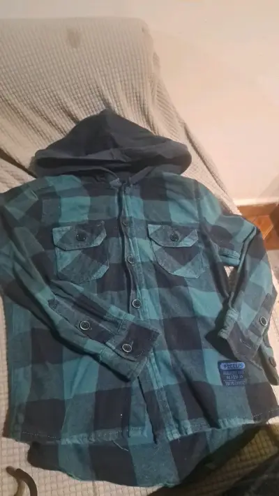 poleron de niño con capucha en azul y camisa - miniatura 2