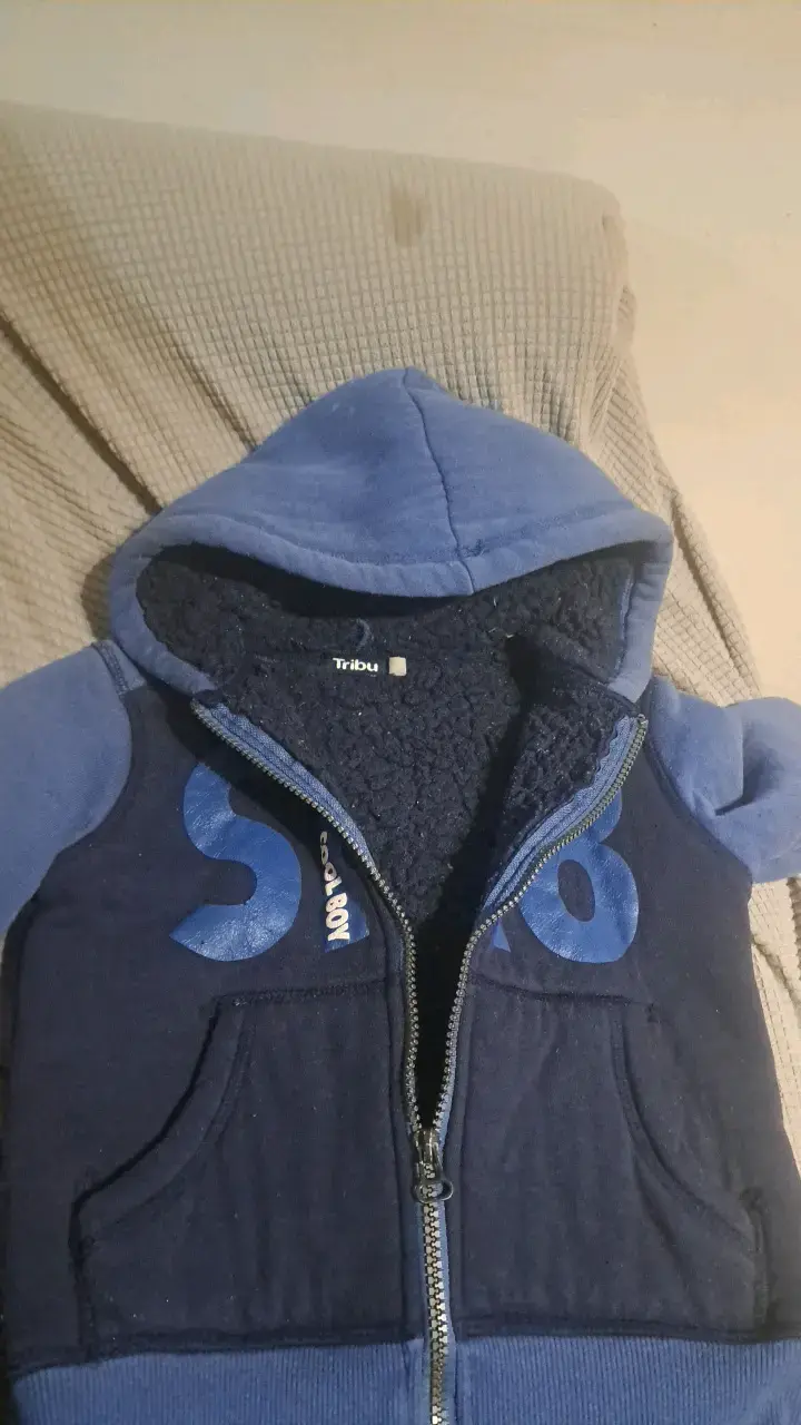 poleron de niño con capucha en azul y camisa - 3