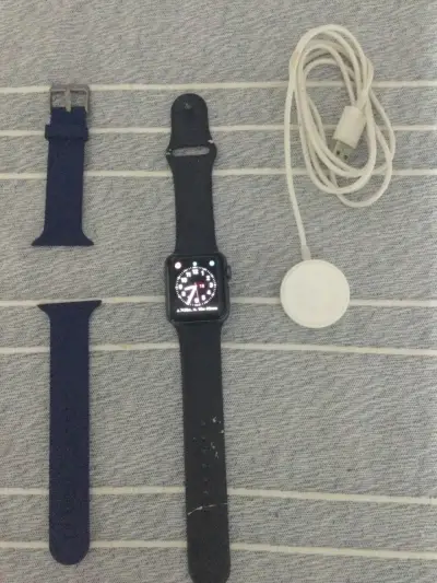 Smartwatch con correa adicional y cargador - miniatura 1