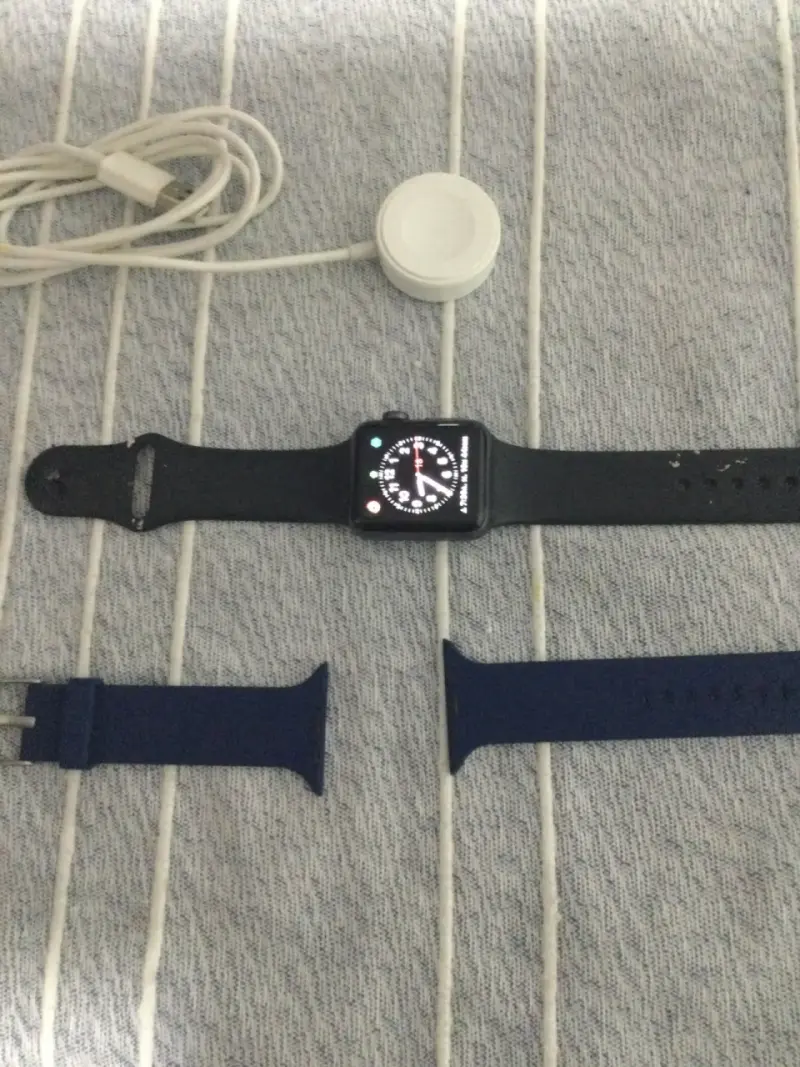 Smartwatch con correa adicional y cargador - 2