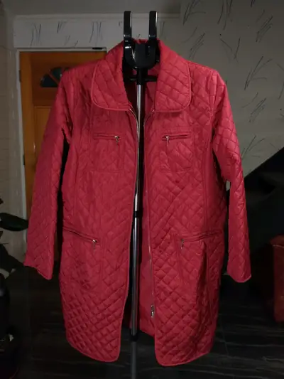 Casaca acolchada roja para mujer con cierre - miniatura 1