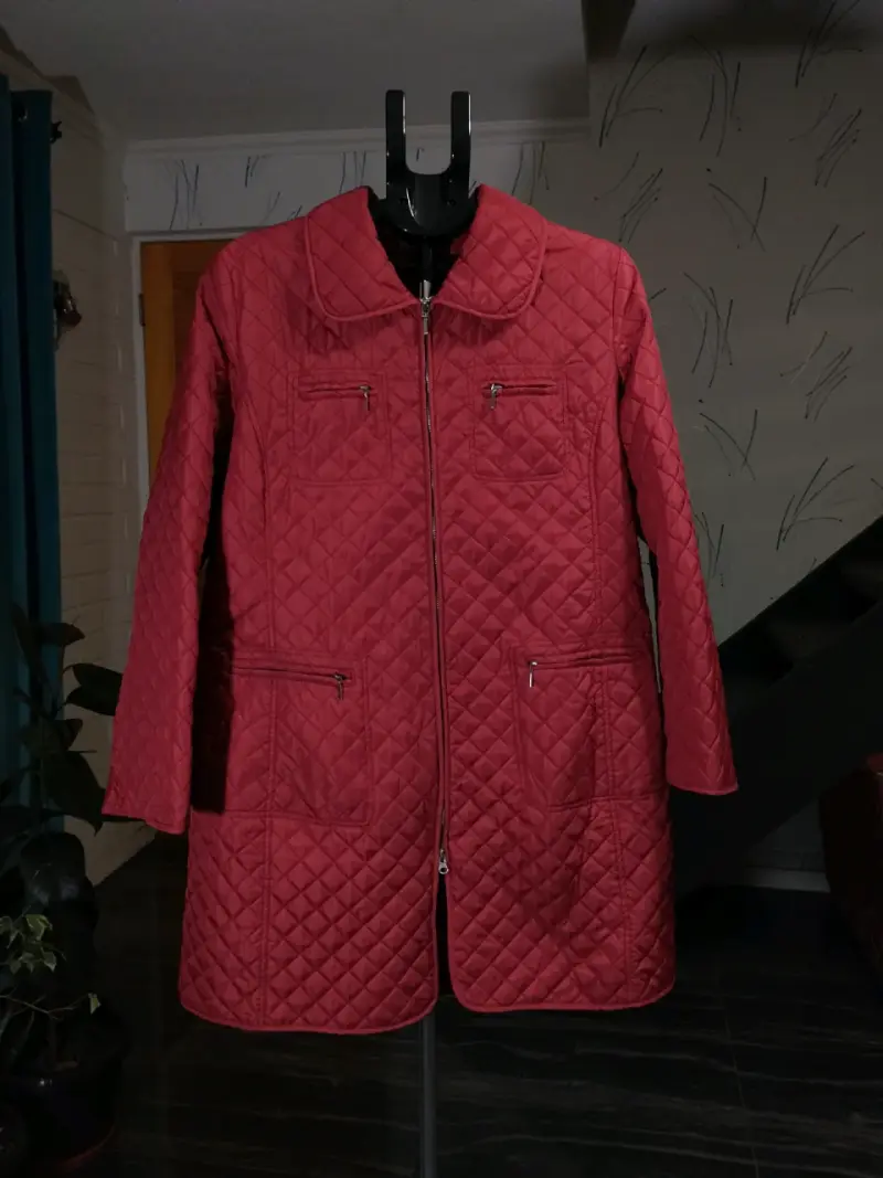 Casaca acolchada roja para mujer con cierre - 2