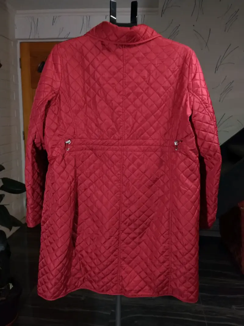 Casaca acolchada roja para mujer con cierre - 3
