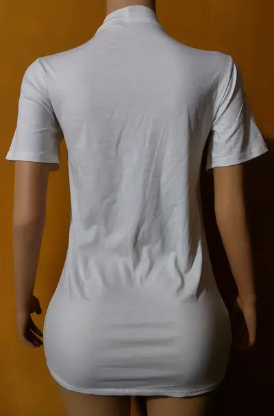 Camiseta blanco con diseño rockero - miniatura 2