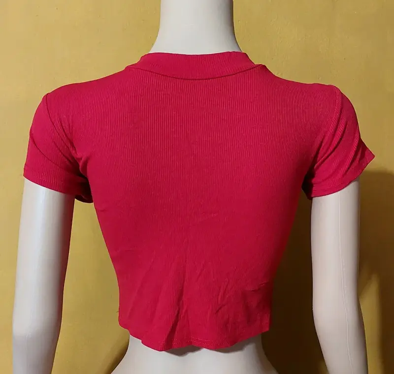 Top corto rojo con diseño cut-out - 2