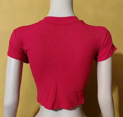 Top corto rojo con diseño cut-out - miniatura 2