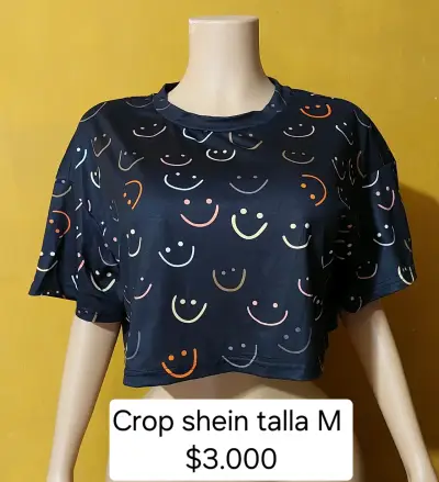 Crop top Shein con estampado de caritas - miniatura 1