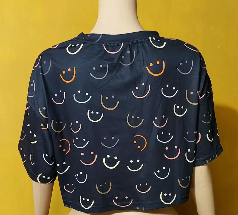 Crop top Shein con estampado de caritas - 2