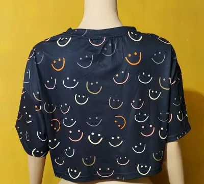 Crop top Shein con estampado de caritas - miniatura 2