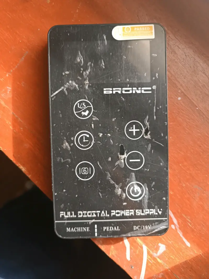 Fuente de poder digital Bronc para tatuajes - 1