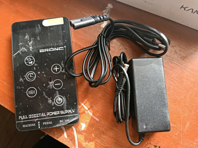 Fuente de poder digital Bronc para tatuajes - 2