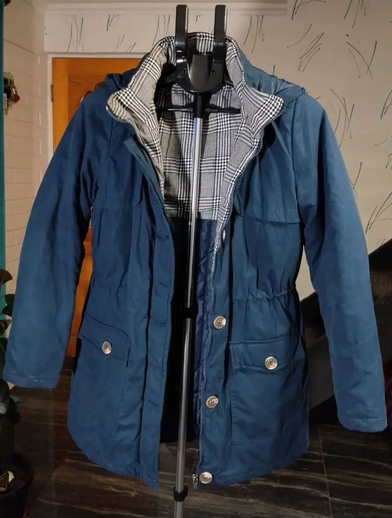 Chaqueta azul con capucha y forro a cuadros - 1