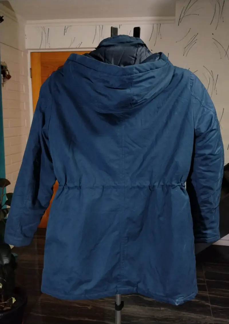 Chaqueta azul con capucha y forro a cuadros - 3