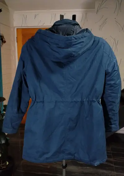 Chaqueta azul con capucha y forro a cuadros - miniatura 3