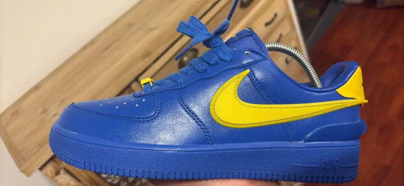 Zapatillas deportivas azules y amarillas Nike Air Force 1 - 2