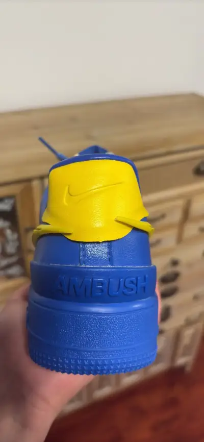 Zapatillas deportivas azules y amarillas Nike Air Force 1 - miniatura 3