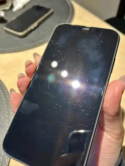 iPhone 11 en buen estado - miniatura 3