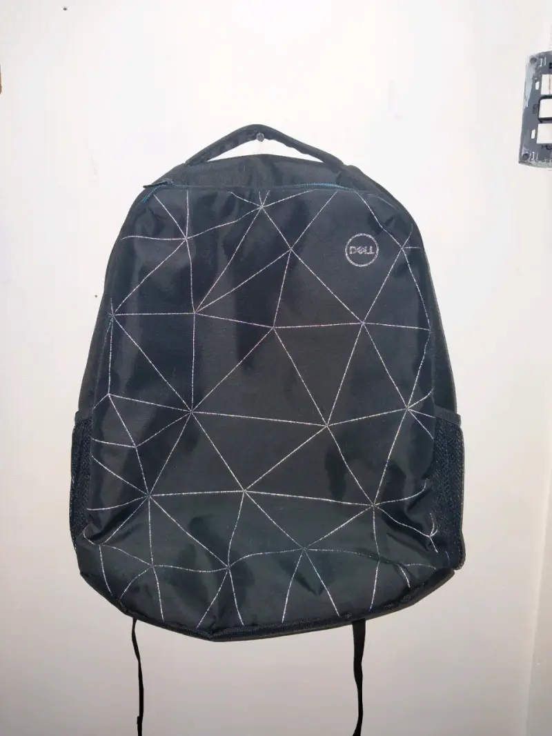 Mochila Dell negra con diseño geométrico - 1