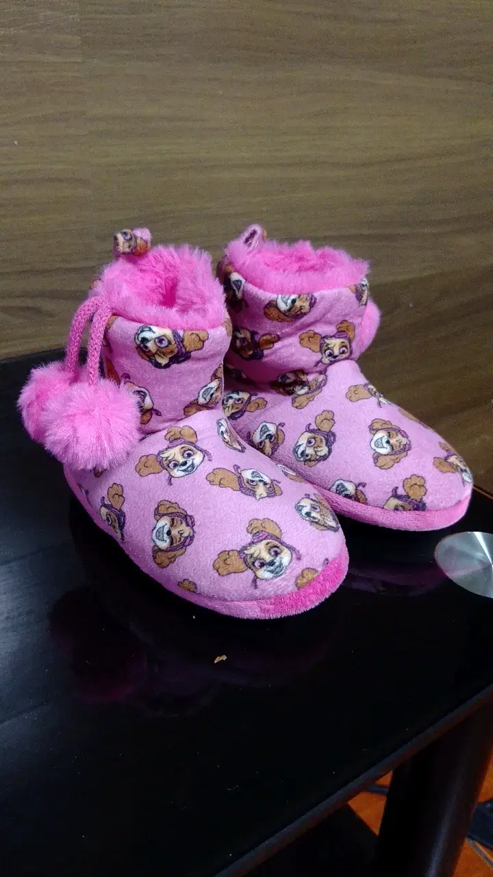Pantuflas rosadas para niña con diseño de perritos - 1