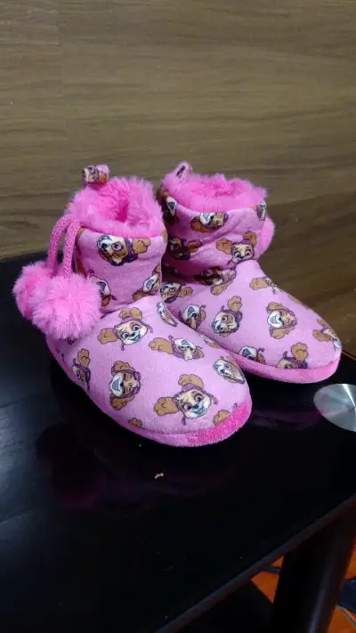 Pantuflas rosadas para niña con diseño de perritos - miniatura 1