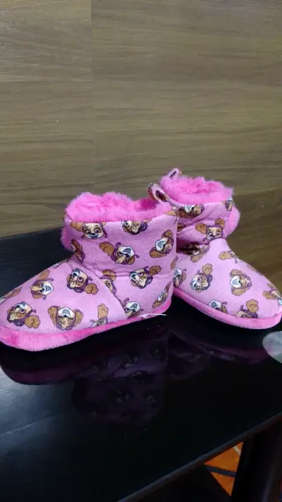 Pantuflas rosadas para niña con diseño de perritos - miniatura 2