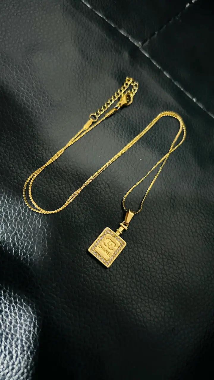 Collar dorado con colgante cuadrado elegante