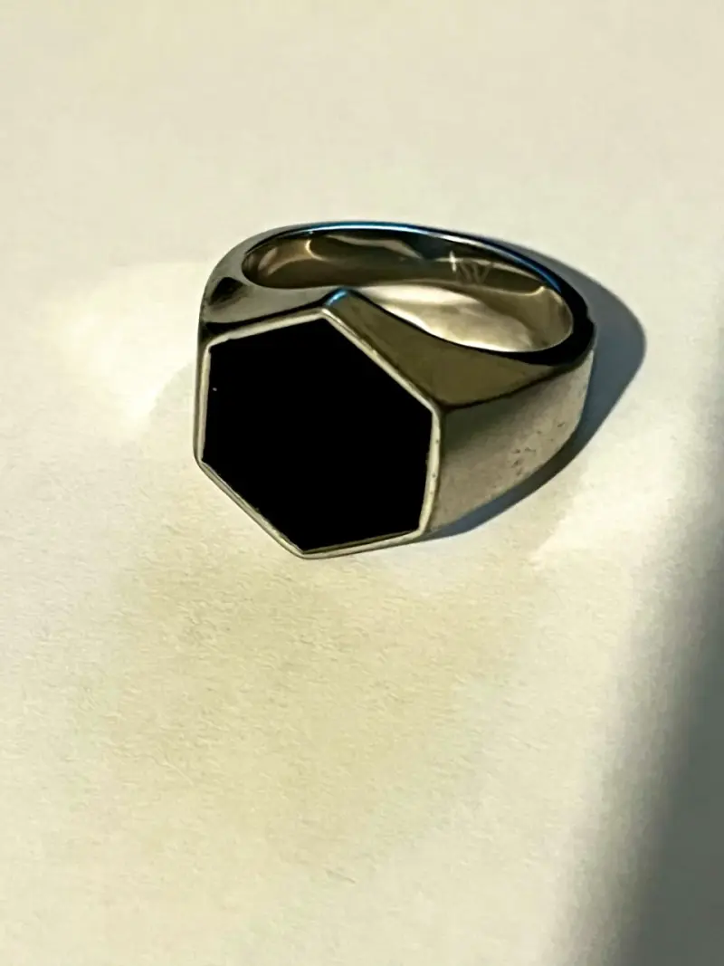 Anillo de acero inoxidable con diseño hexagonal - 1