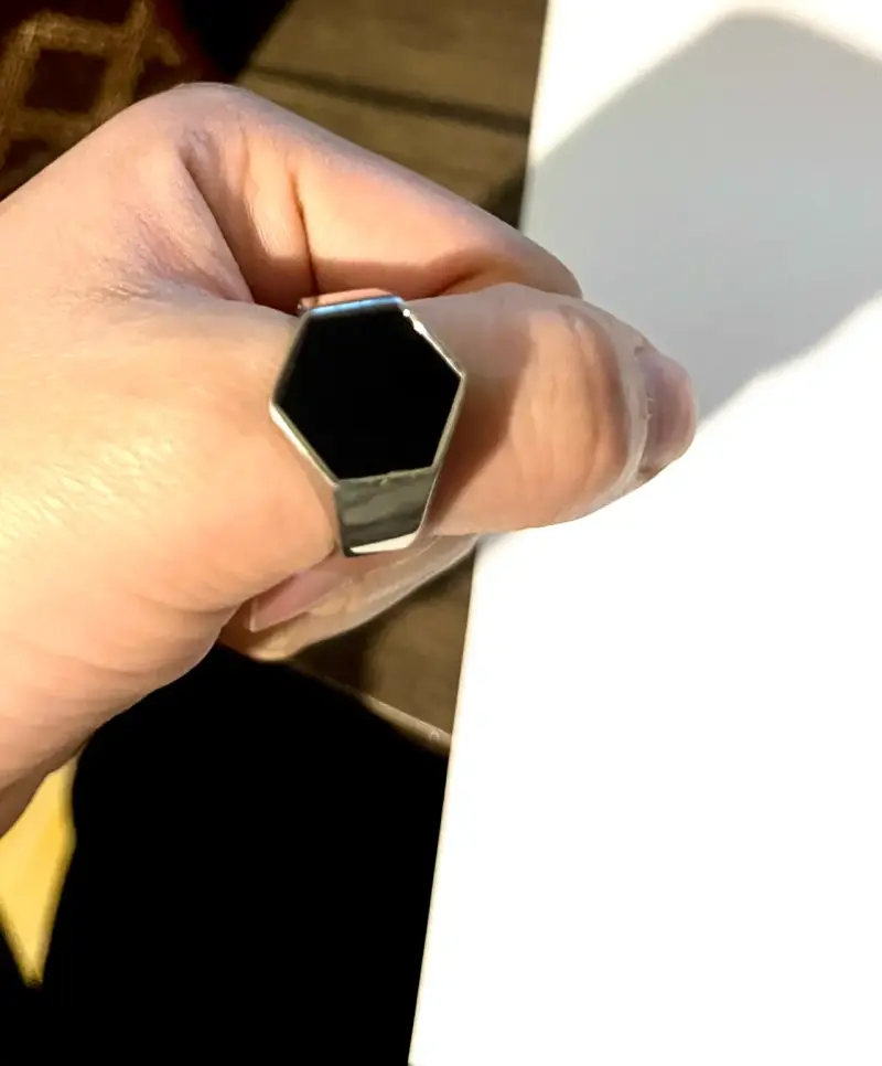 Anillo de acero inoxidable con diseño hexagonal - 2