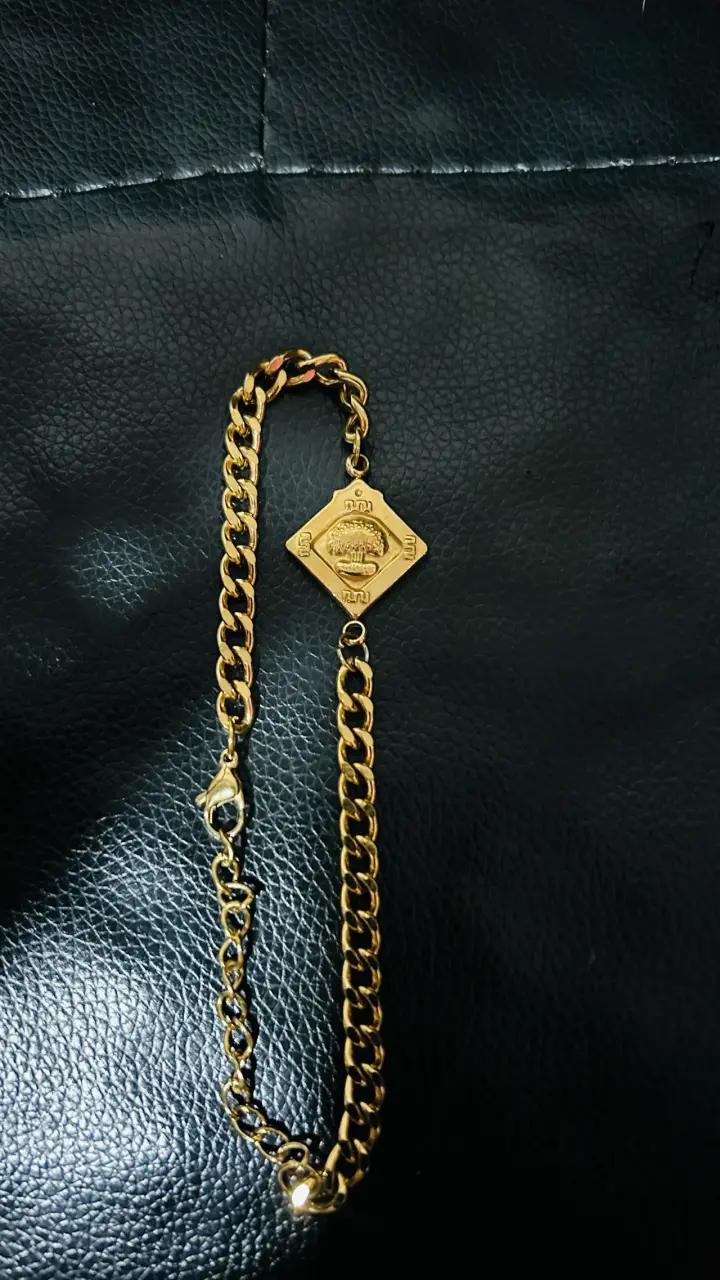 Pulsera de cadena dorada con medallón decorativo
