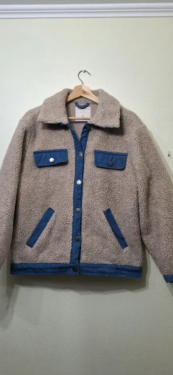 Chaqueta de lana con detalles en denim