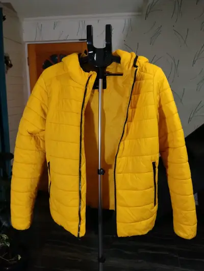 Casaca acolchada amarilla con capucha para hombre - miniatura 1