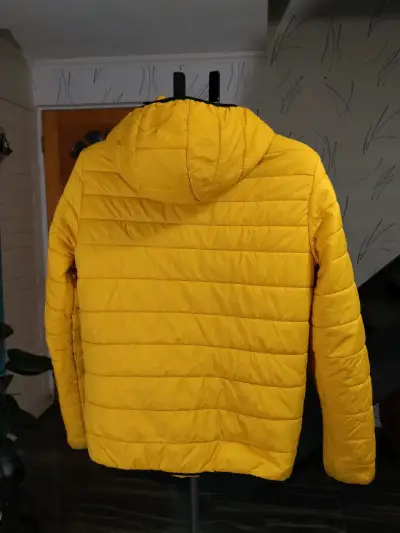 Casaca acolchada amarilla con capucha para hombre - miniatura 3