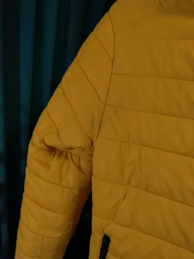 Casaca acolchada amarilla con capucha para hombre - miniatura 4