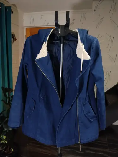 Abrigo azul con capucha - miniatura 1