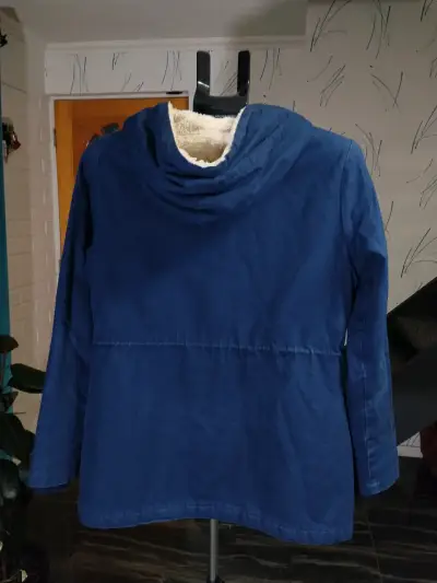Abrigo azul con capucha - miniatura 2