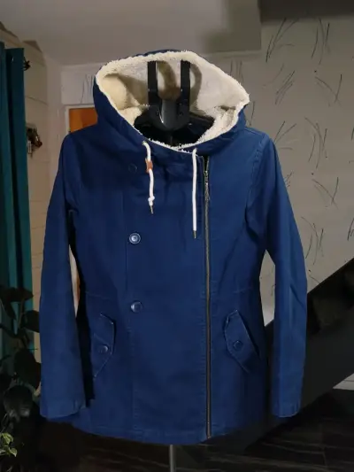 Abrigo azul con capucha - miniatura 3