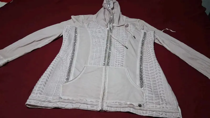 Chaqueta de mujer con capucha y detalles brillantes - 2