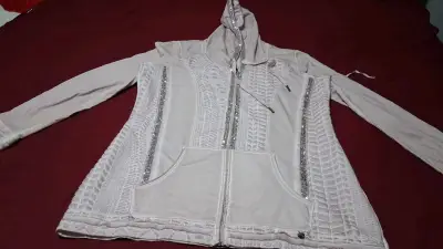 Chaqueta de mujer con capucha y detalles brillantes - miniatura 3