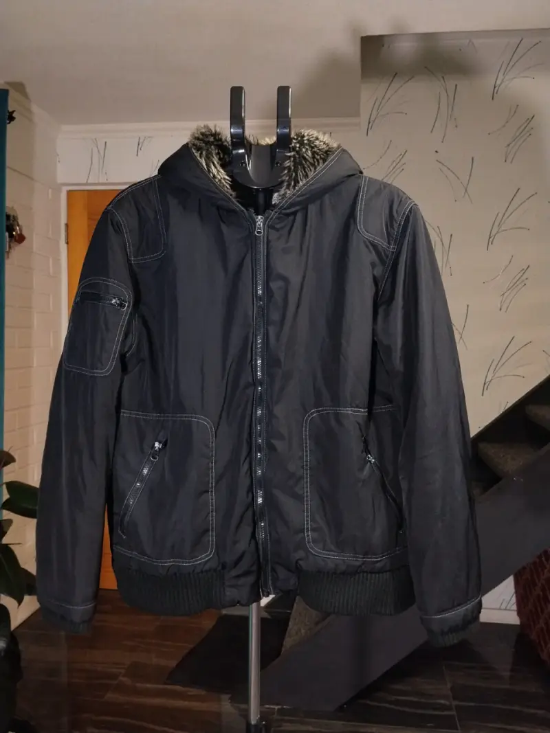 Chaqueta de invierno con capucha y forro de piel sintética - 1