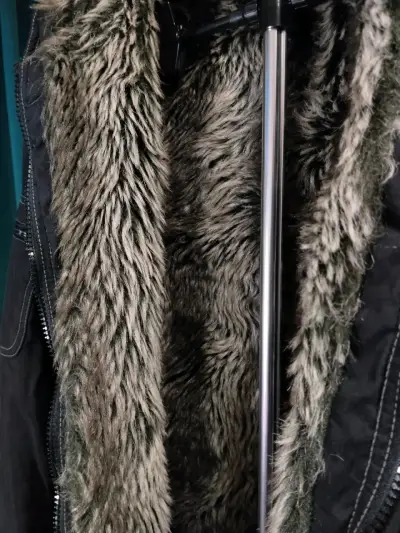 Chaqueta de invierno con capucha y forro de piel sintética - miniatura 2