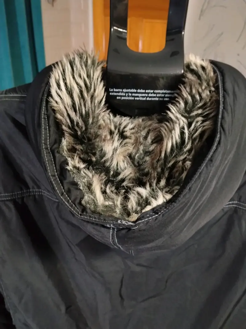 Chaqueta de invierno con capucha y forro de piel sintética - 4