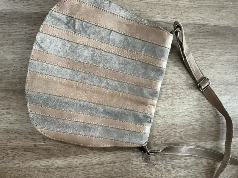 Cartera de cuero beige y gris con correa ajustable