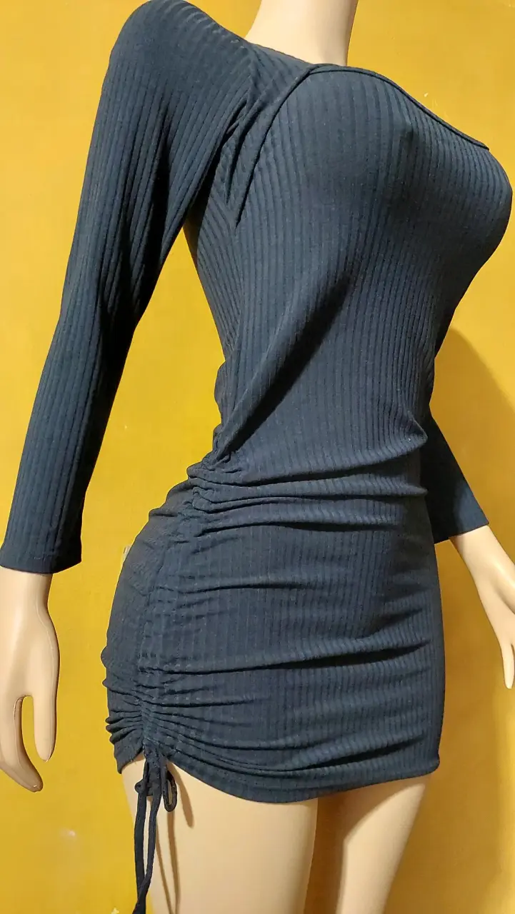 Vestido corto negro con diseño ajustado - 2