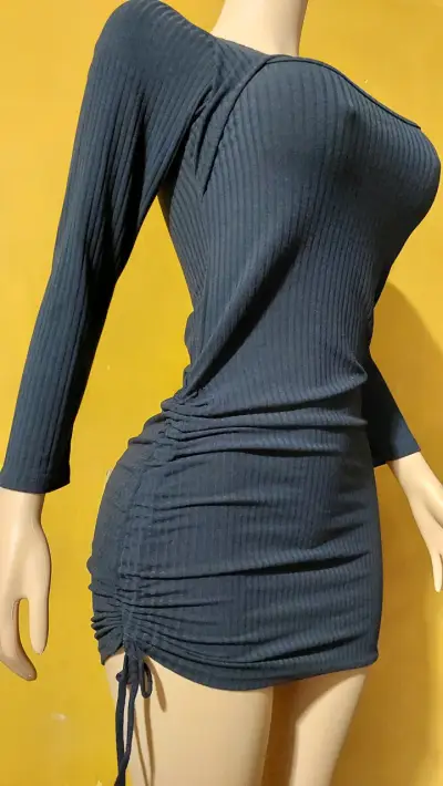 Vestido corto negro con diseño ajustado - miniatura 2